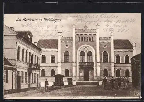 AK Goldingen, Rathaus mit Passanten