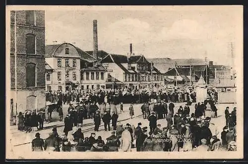 AK Libau, Menschenmenge am Hafenplatz