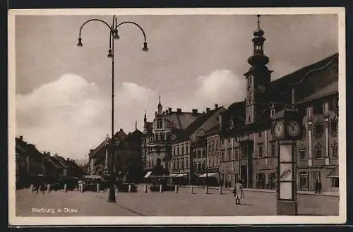AK Marburg a. Drau, Strassenpartie mit Denkmal und Laterne