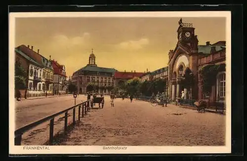 AK Frankenthal / Pfalz, Bahnhofplatz mit Passanten und Fahrradfahrern