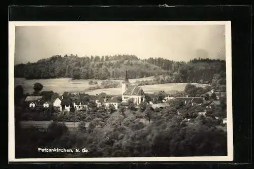 AK Petzenkirchen /N.-Oe., Ortsansicht mit zentraler Kirche