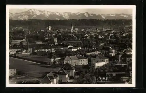 AK Wels, Blick über die Ortschaft auf das Hochgebirge