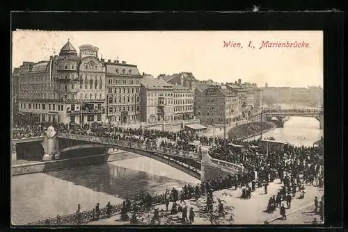 AK Wien, Marienbrücke mit Menschenmenge aus der Vogelschau