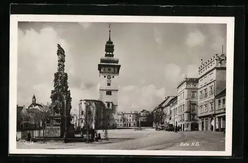 AK Retz /N.-Ö., Strassenpartie mit Kirche und Denkmal