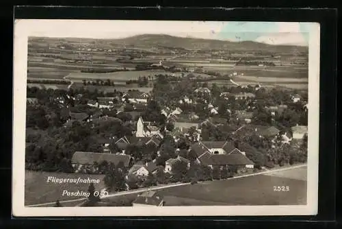 AK Pasching /O.-D., Teilansicht mit Kirche, Fliegeraufnahme