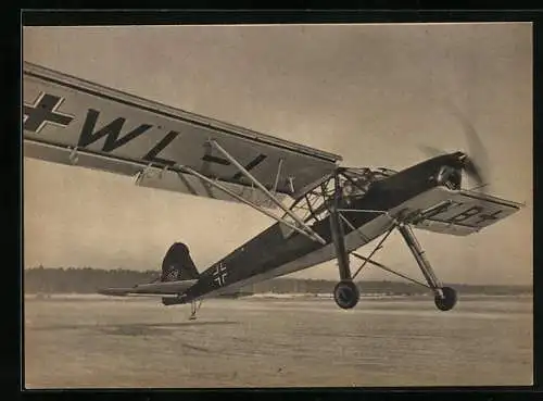 AK Verbindungsflugzeug Fieseler Storch bei der Landung