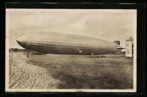 AK Luftschiff Graf Zeppelin beim Aushallen