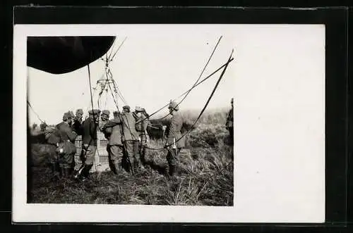 Foto-AK Soldaten an einem Ballon