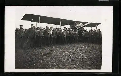 Foto-AK Soldaten vor einem Doppeldecker-Flugzeug
