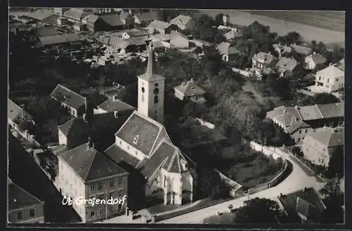 AK Ob. Grafendorf, Teilansicht mit Strassenpartie und Kirche