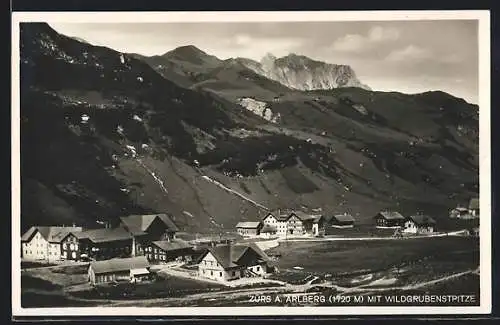 AK Zürs a. Arlberg, Ortsansicht mit Wildgrubenspitze