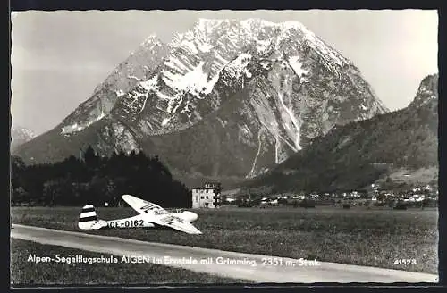 AK Aigen im Ennsthal, Alpen-Segelflugschule, Segelflugzeug vor dem Grimming