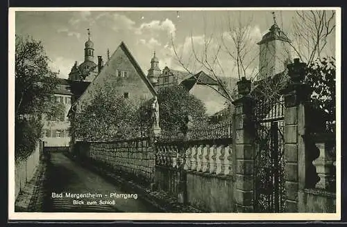 AK Bad Mergentheim, Pfarrgang mit Blick zum Schloss, Strassenpartie