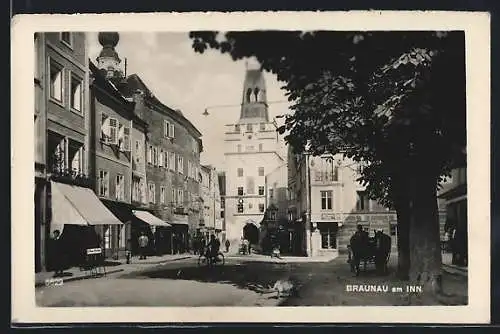 AK Braunau am Inn, Strassenpartie mit Torbogen und Pferdekutsche