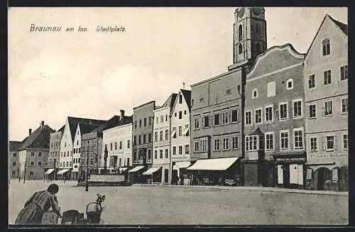 AK Braunau am Inn, Stadtplatz mit dem Brunnen