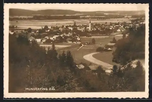 AK Munderfing /O.-Ö., Gesamtansicht aus der Ferne