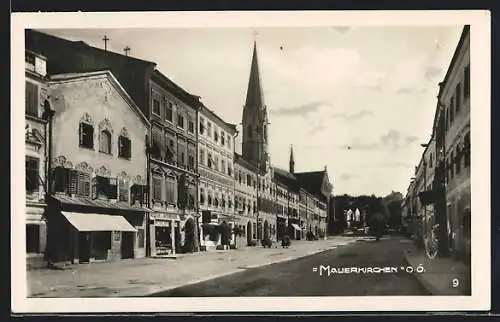 AK Mauerkirchen /O.-Ö., Gasthof Schuber und der Blick zum Kirchturm
