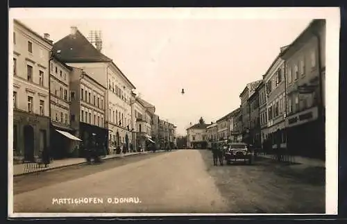 AK Mattighofen /O.-Donau, Strassenpartie mit dem Tabak-Verlag und einer Apotheke