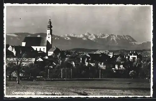AK Ostermiething /Oberösterreich, Ortsansicht gegen die Alpen