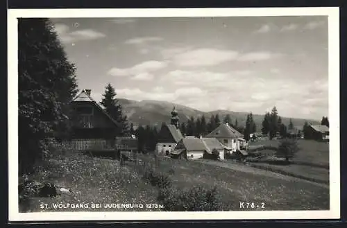 AK St. Wolfgang-Kienberg, Ortsansicht mit Wiesen und Bergpanorama