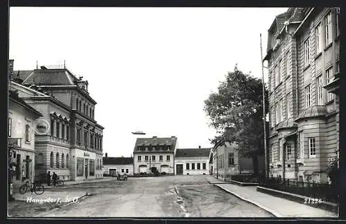 AK Haugsdorf /N.-Ö., Strassenpartie mit Geschäften