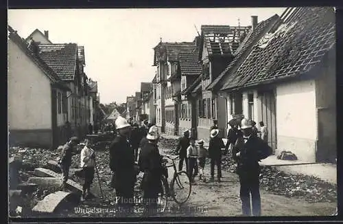 AK Plochingen, Wirbelsturm-Verheerungen in einer Strasse, mit Feuerwehrmännern, 1913