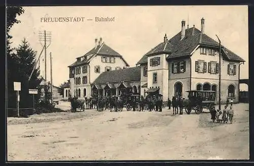 AK Freudenstadt, Bahnhof mit Kutschen