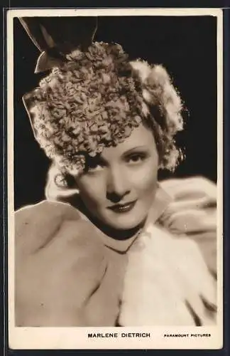 AK Schauspielerin Marlene Dietrich mit laszivem Blick