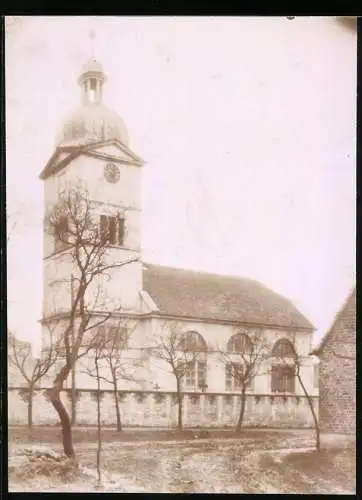 Fotografie Otto Blaubach, Naumburg, Ansicht Calzendorf, Strasse vor der Kirche