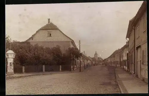 Fotografie Otto Blaubach, Naumburg, Ansicht Gebesee, Strassenansicht mit Litfasssäule und Kirche