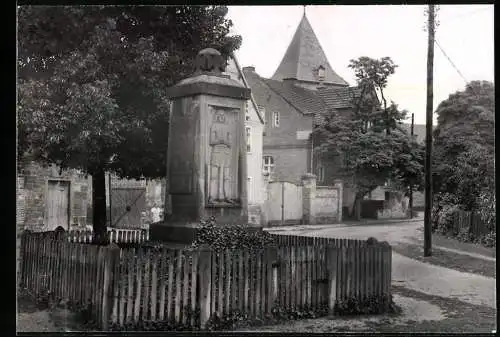Fotografie Otto Blaubach, Naumburg, Ansicht Leimbach, Strasse am Denkmal zur Schule & Kirche