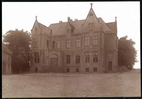 Fotografie Otto Blaubach, Naumburg, Ansicht Kleineichstädt, Schloss mit Vorplatz