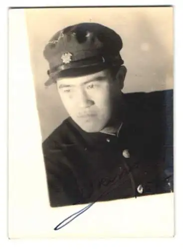 28 Fotografien Japan / Nippon, Uniform Portrait's Junger Männer, Fotografien teilweise mit Signatur & Datum 1952