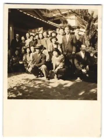 28 Fotografien Japan / Nippon, Uniform Portrait's Junger Männer, Fotografien teilweise mit Signatur & Datum 1952