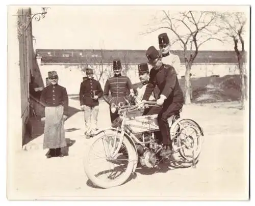 87 Fotografien unbekannter Fotograf, Ansicht Bruck an der Leitha, K.u.K. Armeeschiessschule, Soldaten mit Puch Motorrad
