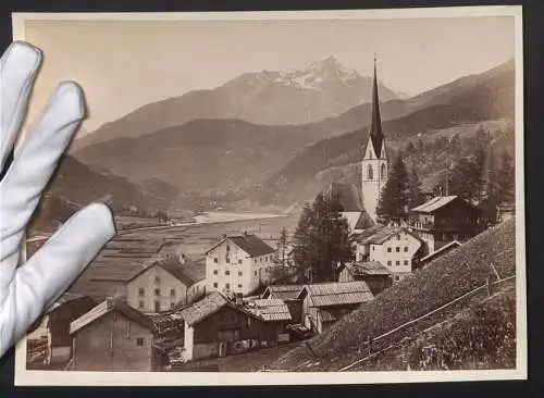 Fotografie Würthle & Spinnhirn, Salzburg, Ansicht Sölden im Ötzthal, Teilansicht des Ortes mit Kirche und Alpenpanorama