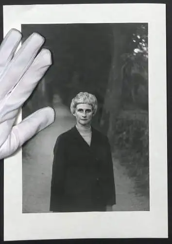 Fotografie unbekannter Fotograf und Ort, ältere Dame mit Kurzhaarschnitt posiert in einer Allee