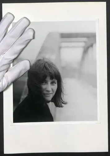 Fotografie unbekannter Fotograf und Ort, attraktive junge Frau posiert vor einer Brücke, Wind im Haar