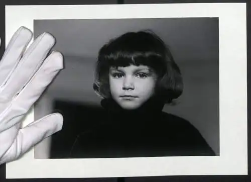 Fotografie unbekannter Fotograf und Ort, niedliches kleines Mädchen mit dunklen Haaren schaut in die Kamera