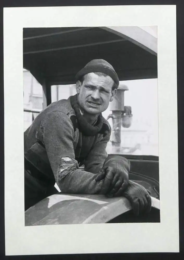 7 Fotografien unbekannter Fotograf und Ort, Zirkus-Arbeiter, Reisendes Volk im Portrait, Ledermantel, in der Manege 1