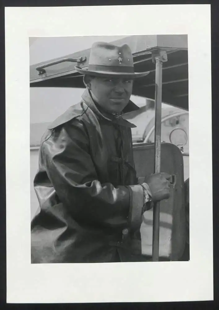 7 Fotografien unbekannter Fotograf und Ort, Zirkus-Arbeiter, Reisendes Volk im Portrait, Ledermantel, in der Manege 2