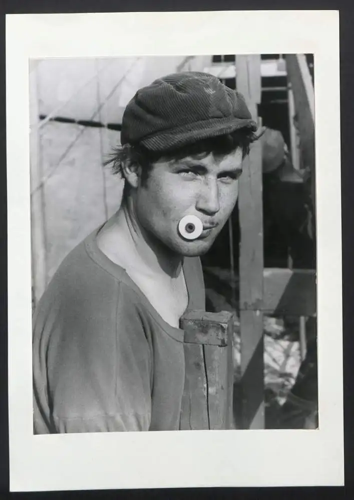 7 Fotografien unbekannter Fotograf und Ort, Zirkus-Arbeiter, Reisendes Volk im Portrait, Ledermantel, in der Manege 4