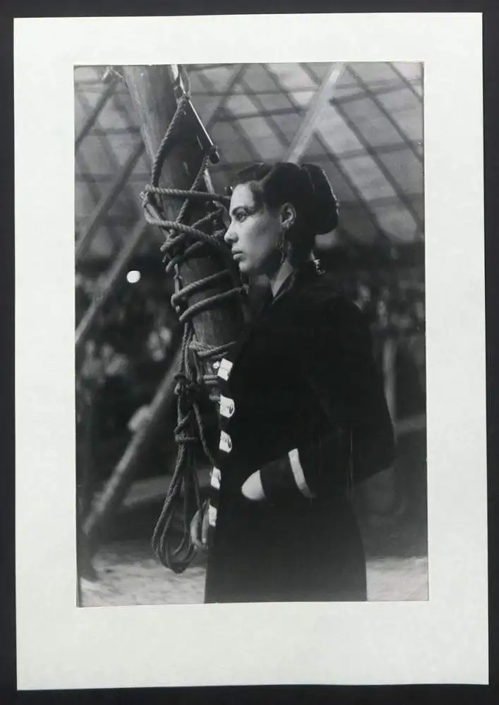 7 Fotografien unbekannter Fotograf und Ort, Zirkus-Arbeiter, Reisendes Volk im Portrait, Ledermantel, in der Manege 5