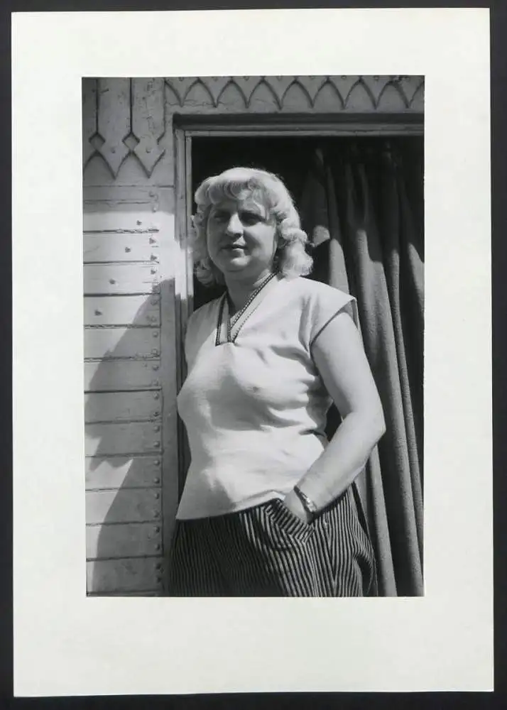 7 Fotografien unbekannter Fotograf und Ort, Zirkus-Arbeiter, Reisendes Volk im Portrait, Ledermantel, in der Manege 6