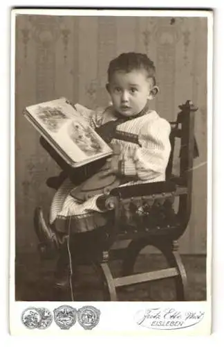Fotografie Fritz Ette, Eisleben, Bahnhofstr. 18, Niedliches Kind mit Buch