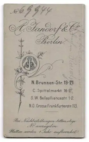 Fotografie A. Jahndorf & Co, Berlin, N. Brunnen-Str. 19.21, Elegante Dame mit Blumen im Spitzenkleid