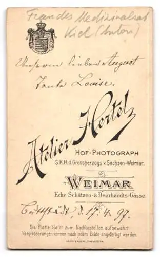 Fotografie Atelier Hertel, Weimar, Deinhardts-Gasse 22, Portrait Dame in hochgeschlossenem Kleid