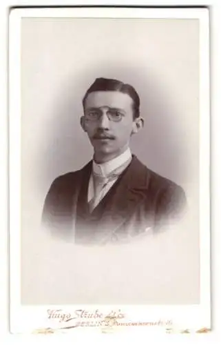 Fotografie Hugo Strube, Berlin, Prinzessinnenstr. 16, Eleganter junger Mann mit Brille