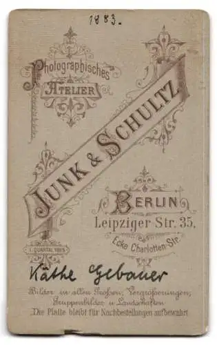 Fotografie Junk & Schultz, Berlin, Leipziger-Str. 35, Niedliches Kind in weissem Kleid und Halskette