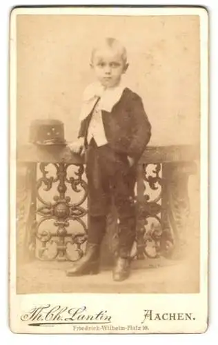 Fotografie Th. Ch. Lantin, Aachen, Friedrich-Wilhelm-Platz 10, Kind mit Anzug und Schleife